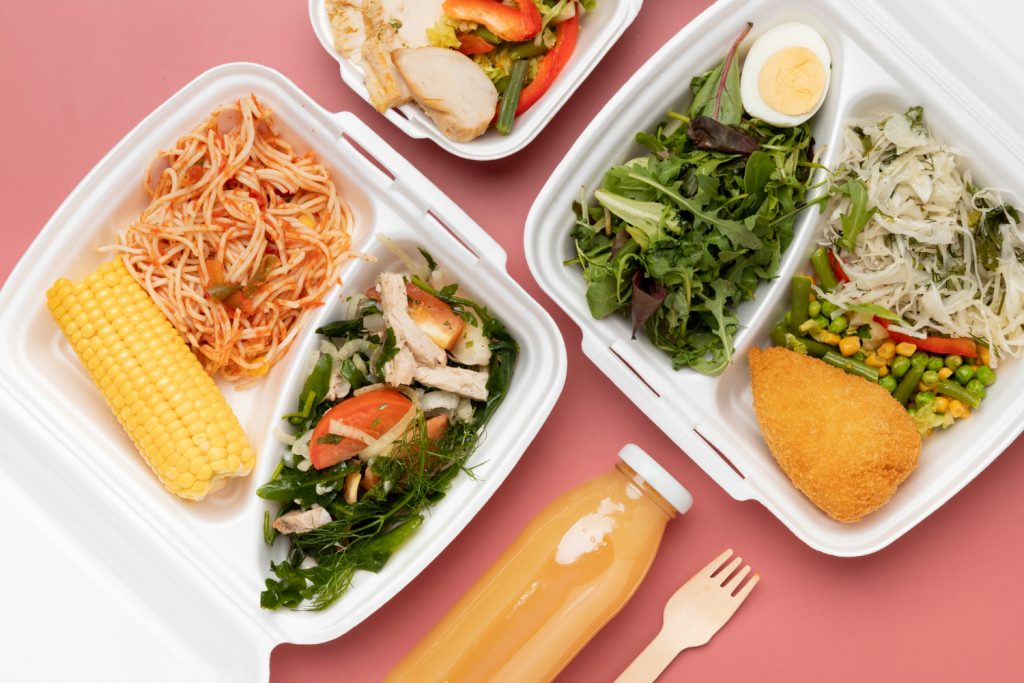 Mese pregătite pentru servire în caserole de catering